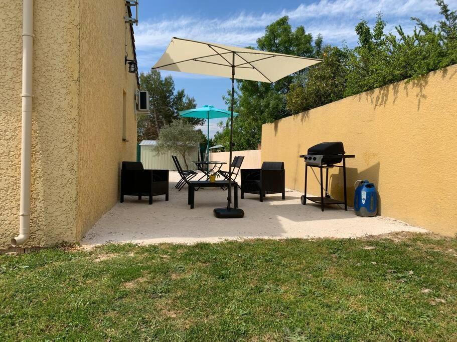 Loue Studio Dans Une Villa Avec Piscine Terrasse Saint-Theodorit Exterior foto
